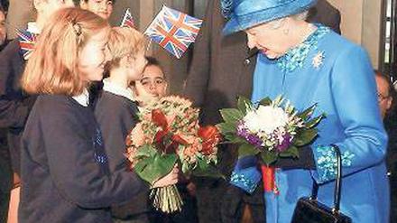 Umringt von begeisterten Anhängern. Königin Elizabeth II. bei ihrem Besuch im Jahr 2004 in Berlin. 