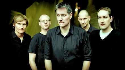 Ihm fehlen die Worte nicht. Marcus Wiebusch (Mitte) besingt mit seiner Band gewöhnliches Pärchenglück in ungewohnten Bildern.
