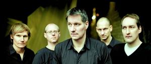 Ihm fehlen die Worte nicht. Marcus Wiebusch (Mitte) besingt mit seiner Band gewöhnliches Pärchenglück in ungewohnten Bildern.