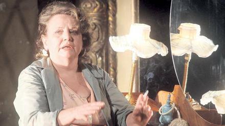 Von Kopf bis Fuß ein Biest. Swetlana Schönfeld als Grete, umgeben von einer Kleinbürgerhölle. Foto: Michael Brunner, DAVIDS