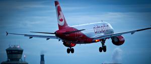 Düstere Aussichten für Air Berlin: Der Passagierschwund hat sich beschleunigt, jetzt sollen Stellen gestrichen werden.