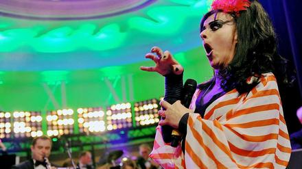 Immer extravagant: Nina Hagen singt auf der Bread &amp; Butter-Auftaktparty zur Fashion Week.