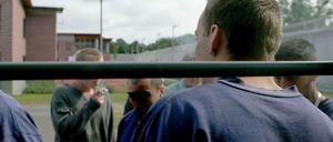 Gefangene im Innenhof einer Justizvollzugsanstalt.