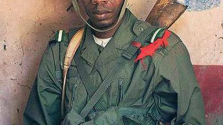 Was vom Militärstützpunkt übrig blieb. Ein malischer Soldat zeigt Akten, die er in den von Islamisten befreiten Kasernen in Diabali gefunden hat. 