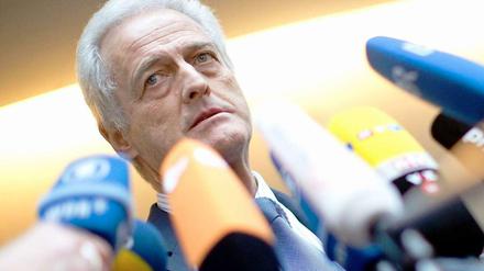 Gefragt: Verkehrsminister Peter Ramsauer muss in diesen Tagen viel erklären. Zum Beispiel, ob er schon frühzeitig von der erneuten Verschiebung des BER-Starts gewusst und diesen Vorsprung politisch genutzt hat.