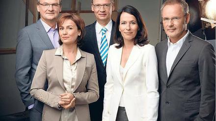 Sind fünf Talker im Ersten einer zu viel? Eine fiktive Geschichte darüber, wie sich Frank Plasberg (v. l.), Sandra Maischberger, Günther Jauch, Anne Will und Reinhold Beckmann über ihre angestammten Plätze und Gäste streiten. Foto: ARD