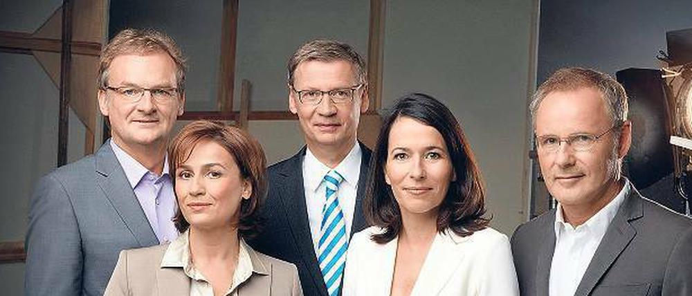Sind fünf Talker im Ersten einer zu viel? Eine fiktive Geschichte darüber, wie sich Frank Plasberg (v. l.), Sandra Maischberger, Günther Jauch, Anne Will und Reinhold Beckmann über ihre angestammten Plätze und Gäste streiten. Foto: ARD