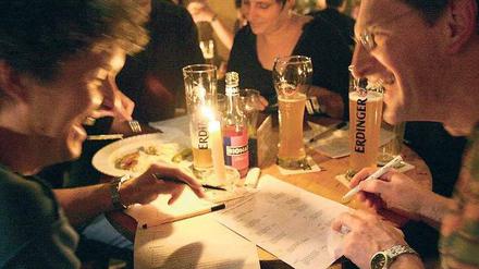 Bier, Spiele, manchmal Rauch. Wer an Kneipenquiz teilnimmt, muss kein cooler Szenegänger sein, wie dieses Foto zeigt. Eine gewisse Schmerzfreiheit, gepaart mit etwas Allgemeinbildung, kann derweil nicht schaden.