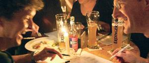 Bier, Spiele, manchmal Rauch. Wer an Kneipenquiz teilnimmt, muss kein cooler Szenegänger sein, wie dieses Foto zeigt. Eine gewisse Schmerzfreiheit, gepaart mit etwas Allgemeinbildung, kann derweil nicht schaden.