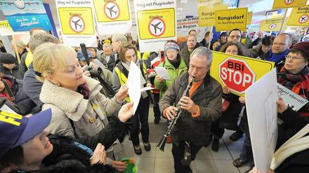 Singen gegen den Lärm. Am Flughafen in Schönefeld demonstrieren mehr Bürger als erwartet gegen den Fluglärm.