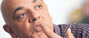 Seine Mission. Wenn der gebürtige Syrer Raed Arafat in Rumänien mit seinem Notarztwagen auftaucht, klatschen die Menschen Beifall. Foto: AFP