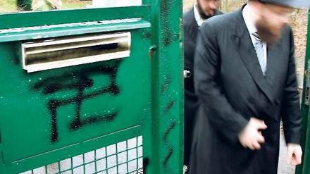Sinnloser Hass. 2007 wurde eine jüdische Kindertagesstätte in Charlottenburg mit Hakenkreuzen beschmiert und ein Rauchkörper in das Gebäude geworfen. Die Verantwortlichen wurden nie gefasst – wie bei vielen antisemitischen Straftaten in Berlin. Foto: dpa