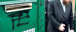 Sinnloser Hass. 2007 wurde eine jüdische Kindertagesstätte in Charlottenburg mit Hakenkreuzen beschmiert und ein Rauchkörper in das Gebäude geworfen. Die Verantwortlichen wurden nie gefasst – wie bei vielen antisemitischen Straftaten in Berlin. Foto: dpa