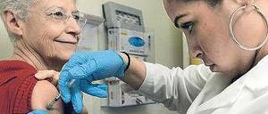 Die New Yorkerin Mary Ann Werner lässt sich gegen Grippe impfen.