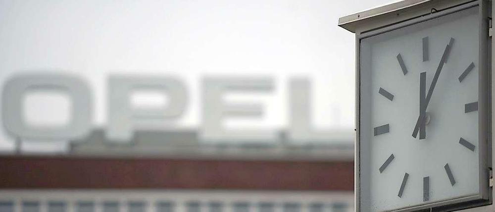 Der kriselnde Autobauer Opel droht Arbeitnehmern mit dem Aus der Autofertigung in Bochum schon 2015. Aufsichtsrats-Chef Girsky forderte am Dienstagin Bochum nach dpa-Informationen eine schnelle Einigung auf «beträchtliche Einsparungen» an allen deutschen Standorten. 