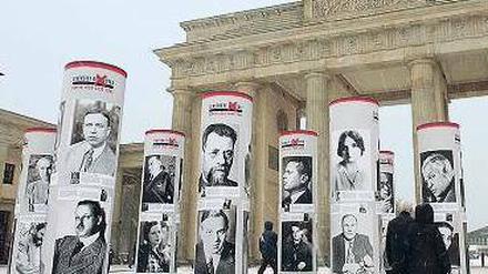 Information und Mahnung. An vielen Orten der Stadt werden bald Litfaßsäulen aufgestellt. Sie erinnern an Berliner, die  Opfer der Nazis wurden. 