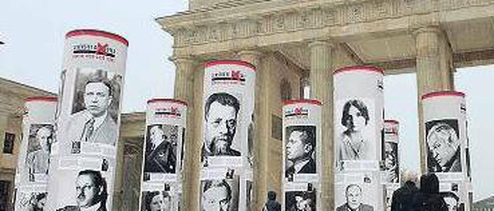 Information und Mahnung. An vielen Orten der Stadt werden bald Litfaßsäulen aufgestellt. Sie erinnern an Berliner, die  Opfer der Nazis wurden. 
