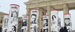 Information und Mahnung. An vielen Orten der Stadt werden bald Litfaßsäulen aufgestellt. Sie erinnern an Berliner, die  Opfer der Nazis wurden. 