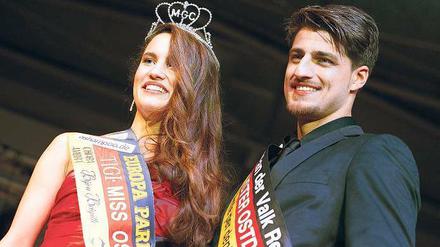 Nur echt mit Krone. Liza Grundig und Enis Özbayam, beide aus Berlin, sind nun Miss und Mister Ostdeutschland 2013. Foto: Schuh/dpa