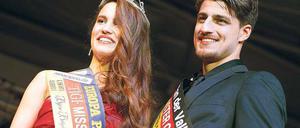 Nur echt mit Krone. Liza Grundig und Enis Özbayam, beide aus Berlin, sind nun Miss und Mister Ostdeutschland 2013. Foto: Schuh/dpa