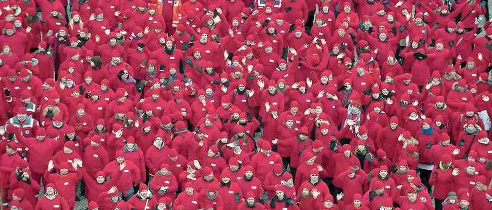 Massenbewegung. Das Rote Kreuz ist als Logo des größten deutschen Wohlfahrtsverbandes DRK und der größten humanitären Organisation der Welt bekannt. 1800 Freiwillige formten zum Auftakt der Feierlichkeiten zum 150-jährigen Bestehen der Rotkreuzbewegung vor dem Brandenburger Tor das Symbol. In Berlin hat das DRK etwa 70 000 Fördermitglieder. Foto: AFP