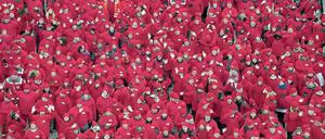 Massenbewegung. Das Rote Kreuz ist als Logo des größten deutschen Wohlfahrtsverbandes DRK und der größten humanitären Organisation der Welt bekannt. 1800 Freiwillige formten zum Auftakt der Feierlichkeiten zum 150-jährigen Bestehen der Rotkreuzbewegung vor dem Brandenburger Tor das Symbol. In Berlin hat das DRK etwa 70 000 Fördermitglieder. Foto: AFP