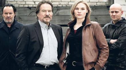 Drei plus einer. Uwe Kockisch (links), Götz George (Zweiter von links) und Rosalie Thomass spielen Polizisten, Jürgen Vogel den ausgebrochenen Polizistenmörder. Foto: ZDF