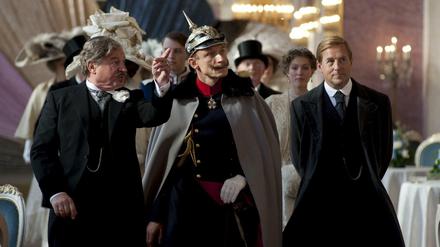 Ihre Majestät machen Inspektion. Für Lorenz (Burghart Klaußner, l.) und Louis Adlon (Heino Ferch, r.) kann es keine größere Ehre und keine bessere Werbung für ihr Hotel geben als den Besuch von Kaiser Wilhelm II. (Michael Schenk, M).