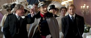 Ihre Majestät machen Inspektion. Für Lorenz (Burghart Klaußner, l.) und Louis Adlon (Heino Ferch, r.) kann es keine größere Ehre und keine bessere Werbung für ihr Hotel geben als den Besuch von Kaiser Wilhelm II. (Michael Schenk, M).