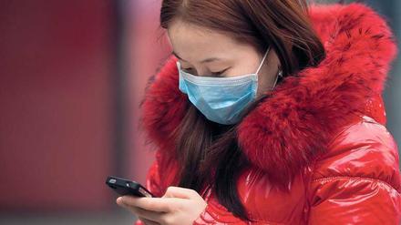 Smogalarm. Viele Menschen in Peking gehen nur noch mit Mundschutz auf die Straße.