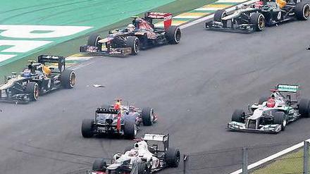 Verkehrt im Verkehr. Sebastian Vettel dreht sich im letzten und entscheidenden Formel-1-Rennen in Brasilien – und wird am Ende trotzdem Weltmeister. Dabei halfen ihm auch der Regen und Sympathien aus dem Fahrerfeld.