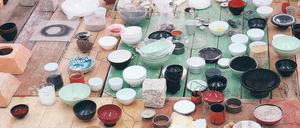 Schwingende Schalen. Detail aus Rolf Julius’ Installation „Backstage“ von 2008. 