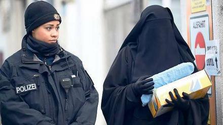 Protest unterm Schleier. Nur etwa 40 Salafisten hatten sich in der Kreuzberger Markgrafenstraße zur Kundgebung versammelt, die dann aber ausfiel.