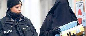 Protest unterm Schleier. Nur etwa 40 Salafisten hatten sich in der Kreuzberger Markgrafenstraße zur Kundgebung versammelt, die dann aber ausfiel.