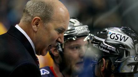 Viel Diskussionsbedarf. Trainer Don Jackson (links).