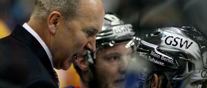 Viel Diskussionsbedarf. Trainer Don Jackson (links).