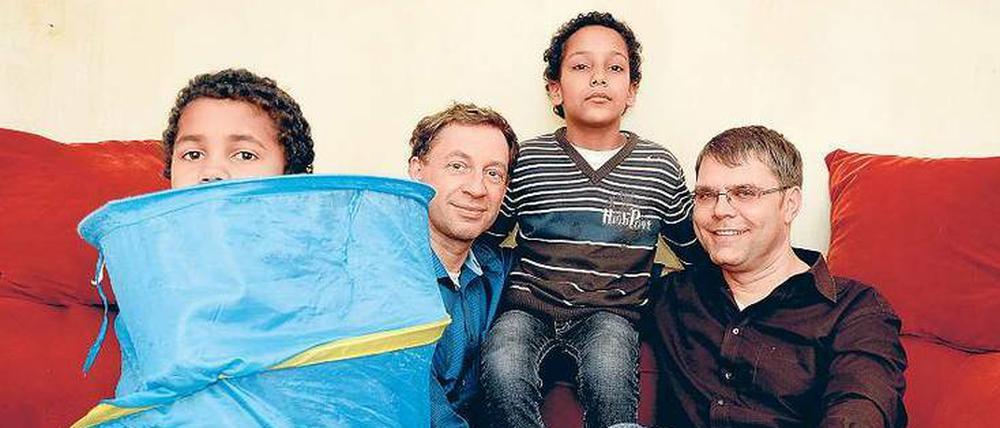 Vätersache. Bruno und Frank R. (rechts) sind seit neun Jahren Pflegeeltern – ein Leben ohne Raphael und Simon (vorne) können sie sich nicht mehr vorstellen.