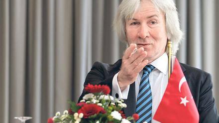 Künstler oder Botschafter? Auch vom Aussehen her entspricht Hüseyin Avni Karslioglu keinesfalls den Klischees.