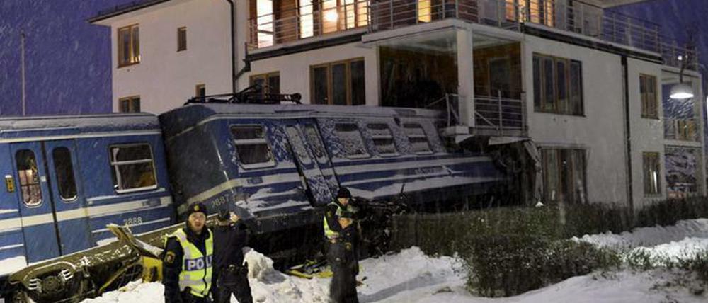 Einen gekaperten Lokalzug hat eine Schwedin frontal in ein mehrstöckiges Wohnhaus bei Stockholm gefahren.