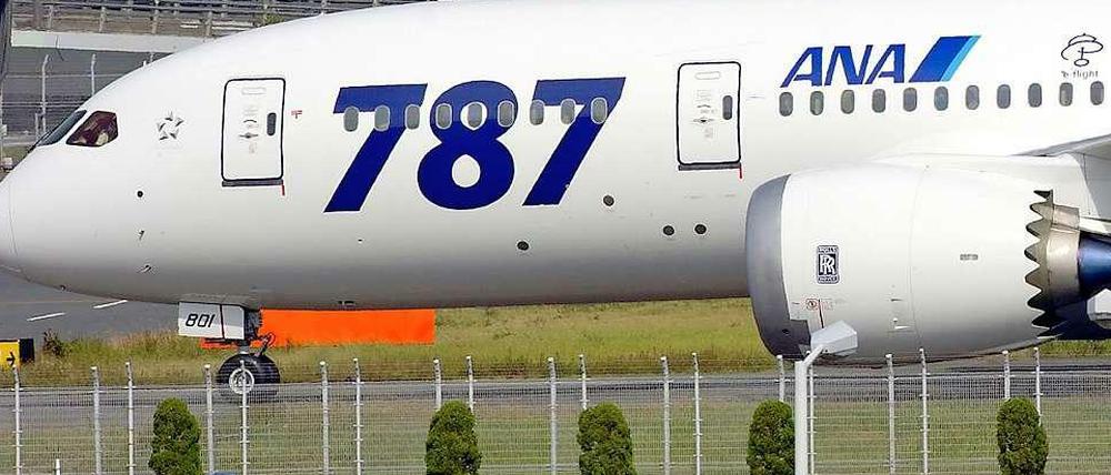 Der Vorfall ereignete sich auf einem Flug von Yamaguchi im Westen Japans nach Tokio. Rund 35 Minuten nach dem Start habe man in der Maschine Rauch bemerkt.