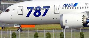 Der Vorfall ereignete sich auf einem Flug von Yamaguchi im Westen Japans nach Tokio. Rund 35 Minuten nach dem Start habe man in der Maschine Rauch bemerkt.