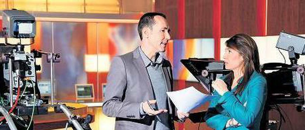 Konkurrenzfähiger will die Deutsche Welle sein. Deshalb bekommt auch die Spanisch-Redaktion mit Leiter Carlos Delgado und Moderatorin Pía Castro mehr zu tun. 