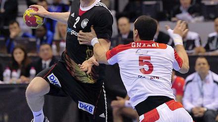 Stefan Kneer (l.) kann sich seinen tunesischen Gegenspieler Mahmoud Gharbi in dieser Szene nicht vom Leib halten.
