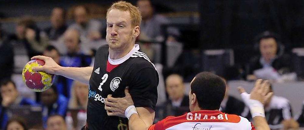 Stefan Kneer (l.) kann sich seinen tunesischen Gegenspieler Mahmoud Gharbi in dieser Szene nicht vom Leib halten.
