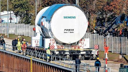 Stark im Kommen. Die Rampe für die Verladung von Turbinen in Moabit ist in ihrer Bedeutung für die Berliner Industrie gar nicht hoch genug einzuschätzen, meint die Berliner IG Metall. Nicht zuletzt wegen des Erfolgs der Industrie hat die Berliner Wirtschaft in den vergangenen Jahren aufgeholt und ist auf gutem Wege zum bundesdeutschen Durchschnittsniveau. Foto: ecopix/Heinrich