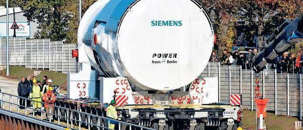 Stark im Kommen. Die Rampe für die Verladung von Turbinen in Moabit ist in ihrer Bedeutung für die Berliner Industrie gar nicht hoch genug einzuschätzen, meint die Berliner IG Metall. Nicht zuletzt wegen des Erfolgs der Industrie hat die Berliner Wirtschaft in den vergangenen Jahren aufgeholt und ist auf gutem Wege zum bundesdeutschen Durchschnittsniveau. Foto: ecopix/Heinrich