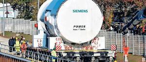 Stark im Kommen. Die Rampe für die Verladung von Turbinen in Moabit ist in ihrer Bedeutung für die Berliner Industrie gar nicht hoch genug einzuschätzen, meint die Berliner IG Metall. Nicht zuletzt wegen des Erfolgs der Industrie hat die Berliner Wirtschaft in den vergangenen Jahren aufgeholt und ist auf gutem Wege zum bundesdeutschen Durchschnittsniveau. Foto: ecopix/Heinrich