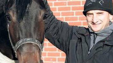 Erfolgsbringer. Trainer Roland Dzubasz mit Limario. Das Pferd gewann den Preis des Winterfavoriten. Foto: Imago