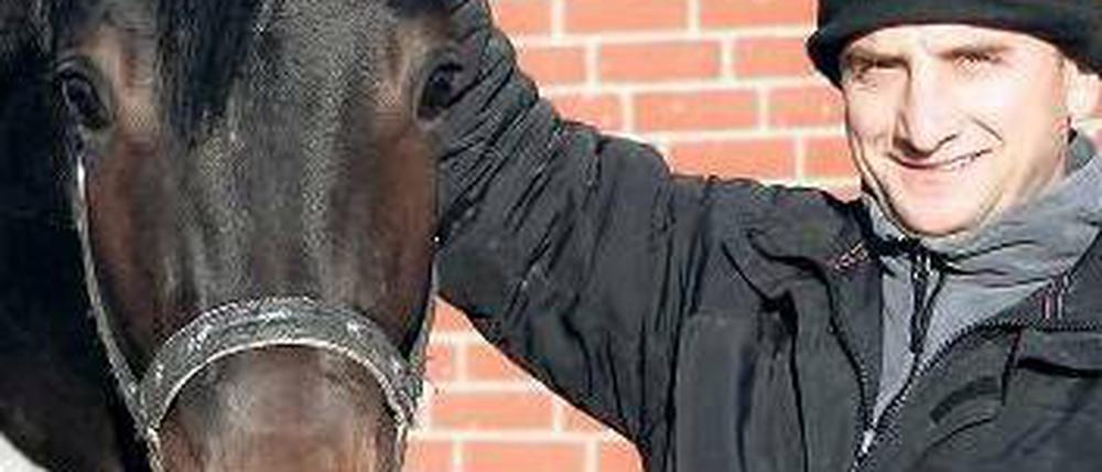 Erfolgsbringer. Trainer Roland Dzubasz mit Limario. Das Pferd gewann den Preis des Winterfavoriten. Foto: Imago