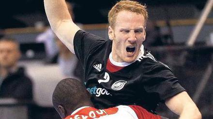 Das tat weh. Die deutsche Mannschaft um den Magdeburger Stefan Kneer (oben) hatte mit den Tunesiern wenig Spaß und fand zu selten zu ihrem Spiel. Foto: dpa